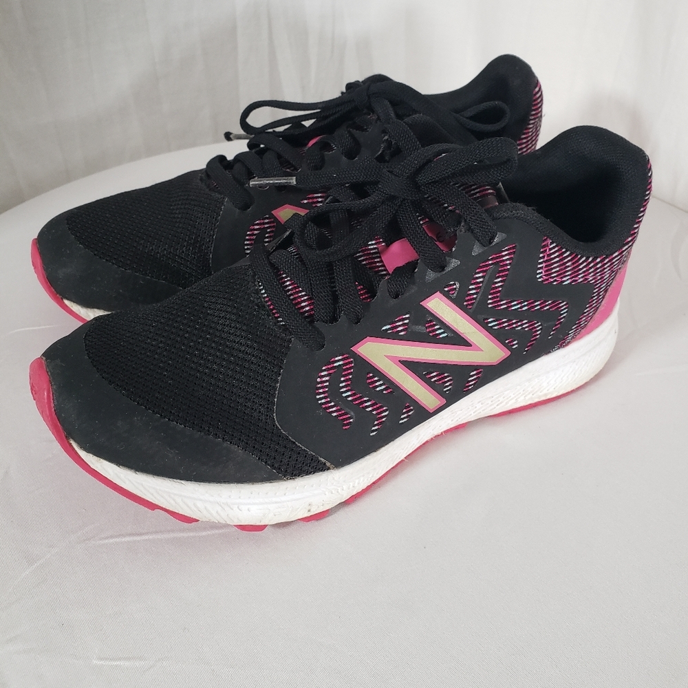 New Balance Black And Pink Tennis Shoes Sz 7